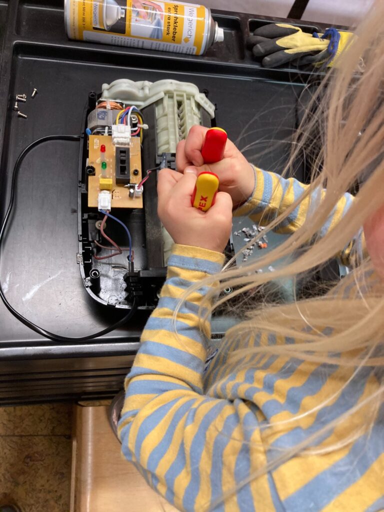 Kind repariert Elektronik